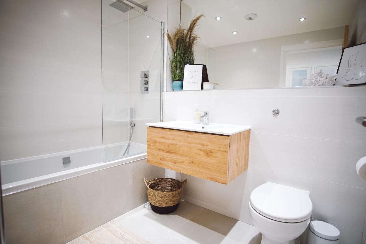 Stunning Two Bed Sea View With Pool & Gym Appartamento New Quay